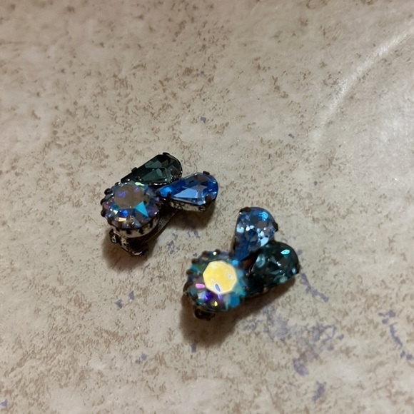 Vintage Aurora Borealis Rhinestone Clip On Earrings - Picture 5 of 6